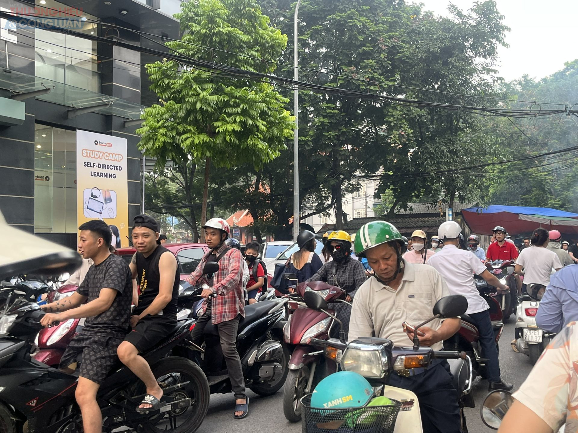 Giờ cao điểm sáng và chiều, nhiều tuyến phố như tê liệt do xe cộ phải né tránh các điểm họp chợ tự phát.