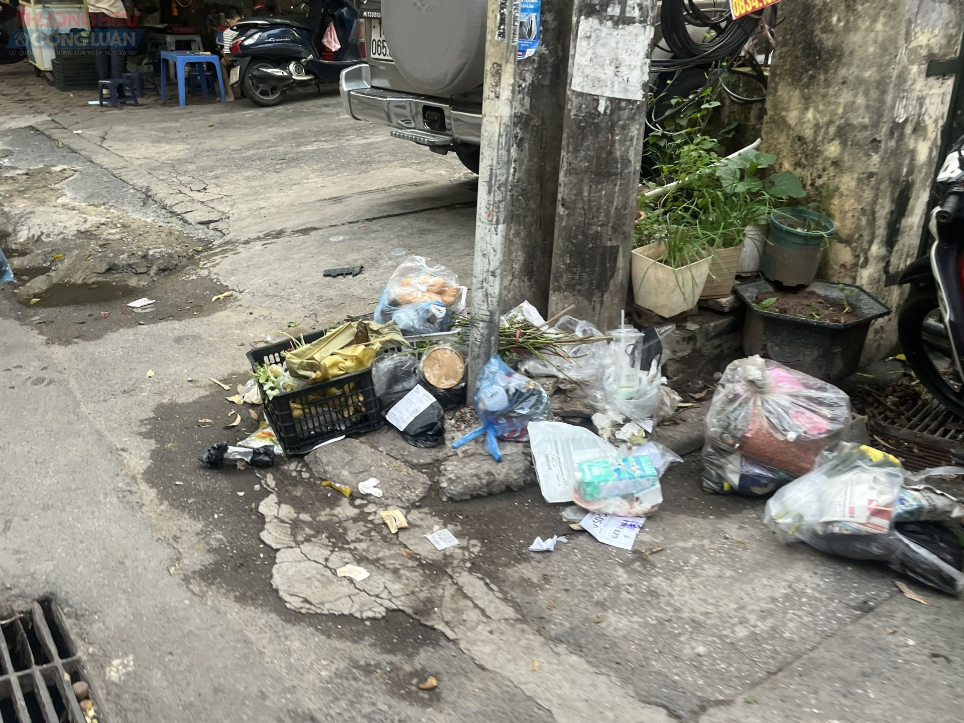 Rác thải vứt bừa bãi, tràn xuống lòng đường, bốc mùi hôi.