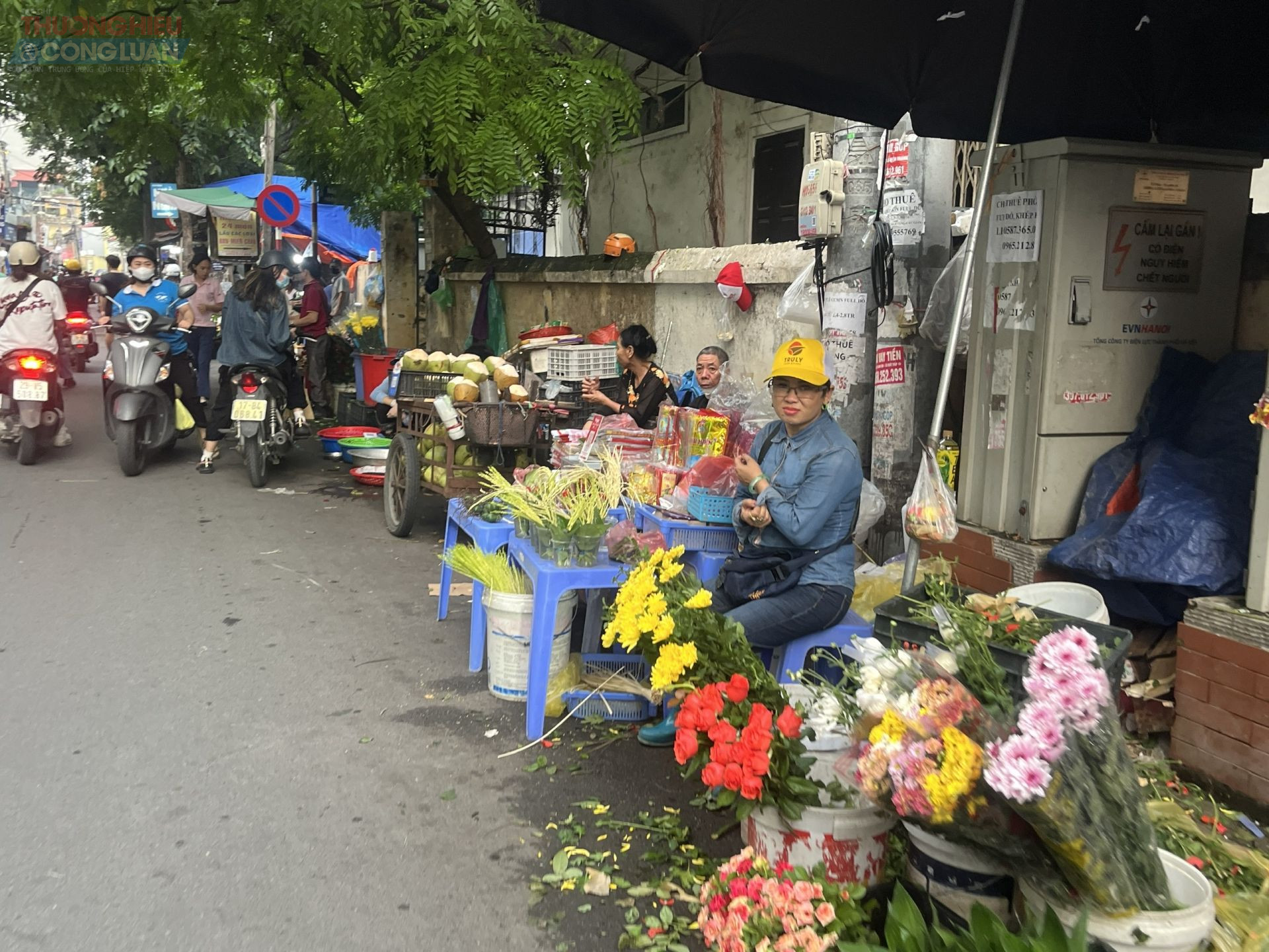 Nhằm xóa bỏ chợ cóc, chợ tạm, UBND Tp.Hà Nội vừa ban hành công văn số 4373/UBND-KT về việc triển khai thực hiện Nghị quyết của HĐND Thành phố về xử lý dứt điểm các chợ không phù hợp quy hoạch, các tụ điểm kinh doanh tự phát và hoạt động giết mổ gia súc, gia cầm nhỏ lẻ trên địa bàn thành phố.