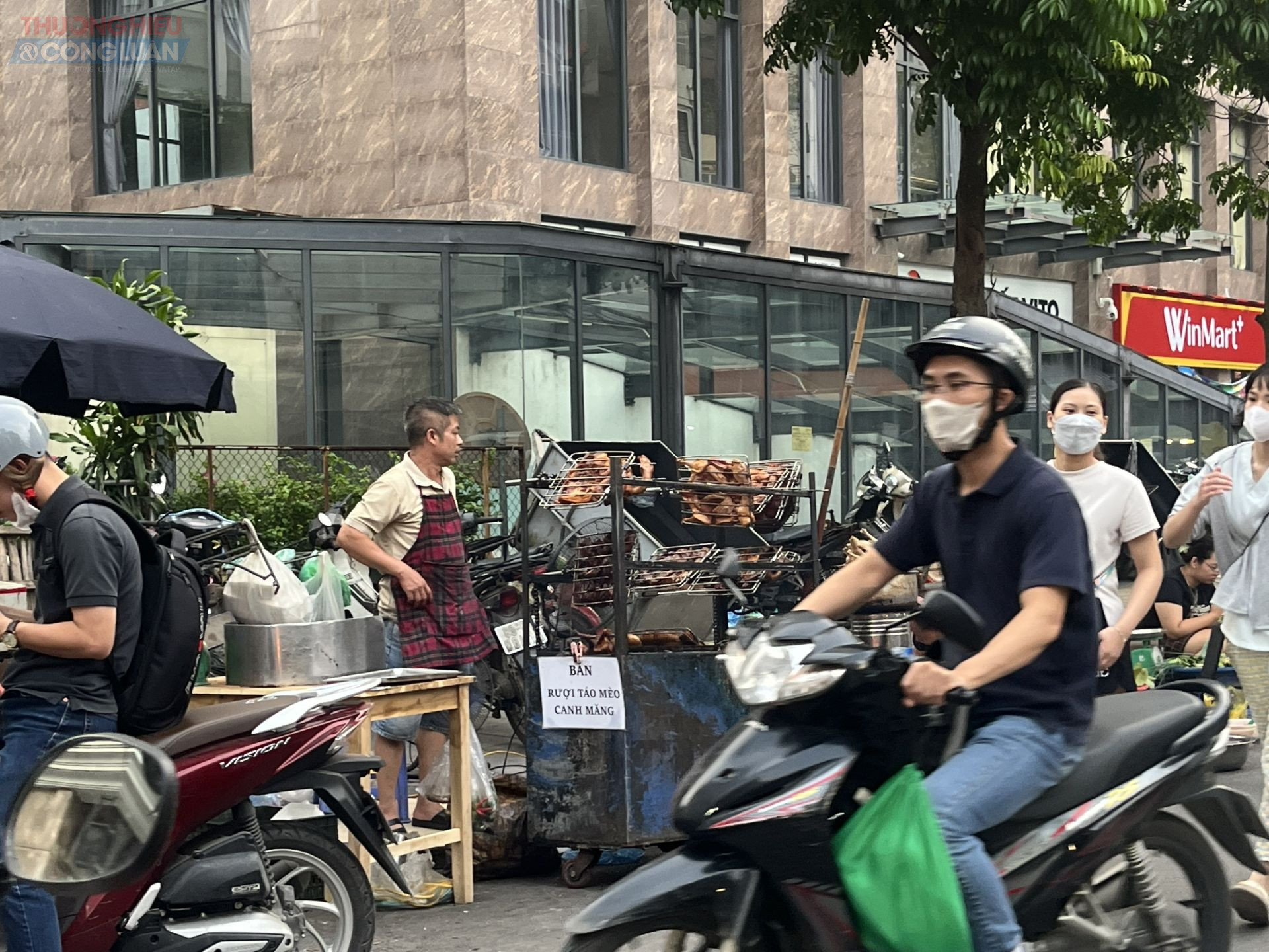 Một số nơi, tiểu thương thậm chí còn dùng xe ba gác, xe máy chở hàng dừng ngay giữa đường để bán. Người mua tạt vào bất chợt, dừng đỗ tùy tiện, khiến dòng phương tiện lưu thông bị chặn lại, giao thông ùn ứ kéo dài, đặc biệt vào giờ đi làm buổi sáng và tan tầm buổi chiều.