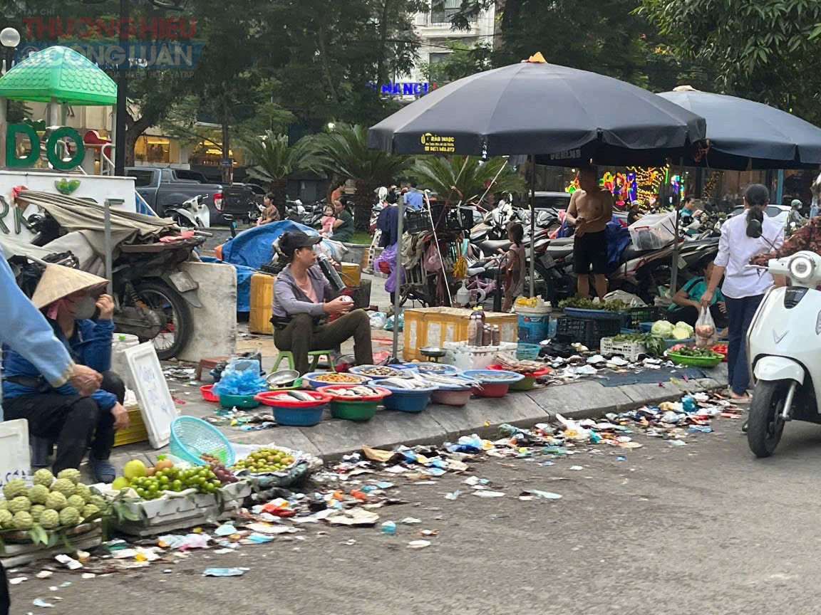 Chợ tạm tràn lan ở Hà Nội, lề đường thành điểm họp chợ, xe cộ tắc dài