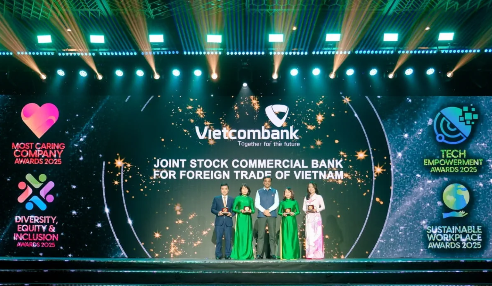 Đại diện lãnh đạo các đơn vị Vietcombank nhận giải đặc biệt từ BTC. Ảnh: VCB