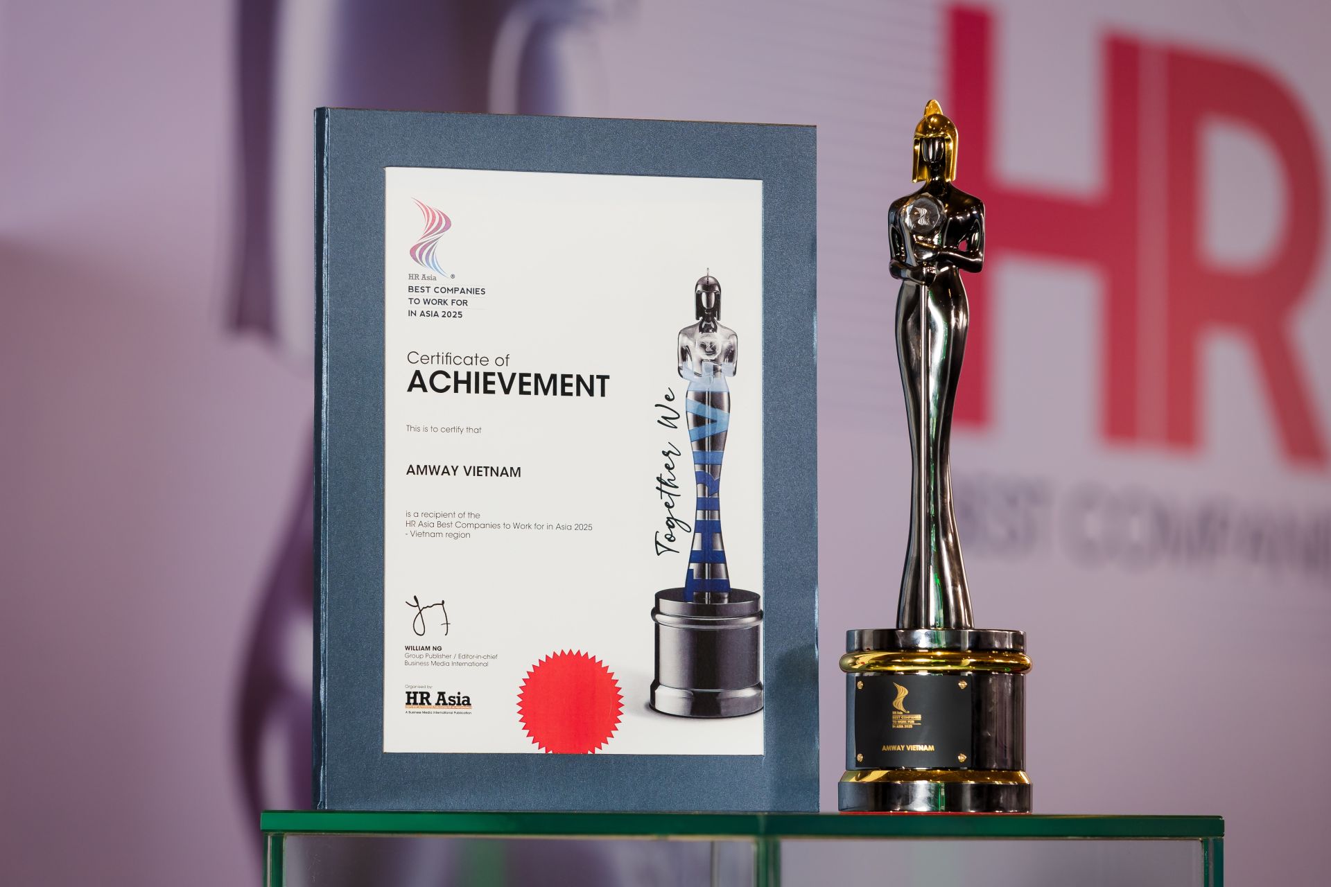 Cúp và chứng nhận Giải thưởng “HR Asia - Nơi làm việc tốt nhất Châu Á 2025” do tạp chí HR Asia bình chọn