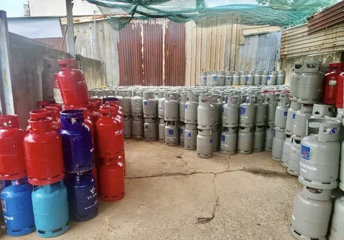 TP. HCM đột kích xưởng sang chiết gas lậu quy mô lớn