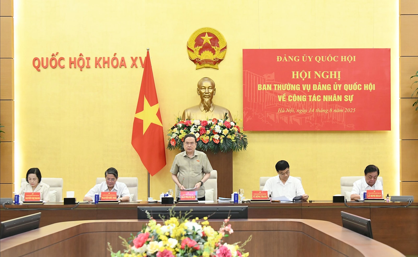 Bí thư Đảng uỷ Quốc hội, Chủ tịch Quốc hội Trần Thanh Mẫn phát biểu tại hội nghị. Bí thư Đảng uỷ Quốc hội, Chủ tịch Quốc hội Trần Thanh Mẫn phát biểu tại hội nghị.