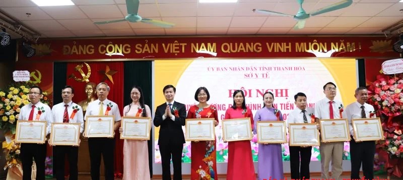 Giám đốc Sở Y tế trao Giấy khen cho các tập thể có thành tích trong các phong trào thi đua yêu nước ngành y tế giai đoạn 2020 - 2025.