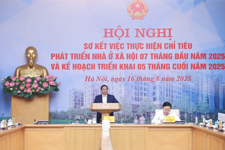 Thủ tướng Phạm Minh Chính phát biểu khai mạc Hội nghị sơ kết việc thực hiện chỉ tiêu phát triển nhà ở xã hội 7 tháng đầu năm 2025 và kế hoạch triển khai 5 tháng cuối năm 2025 - Ảnh: VGP/Nhật Bắc