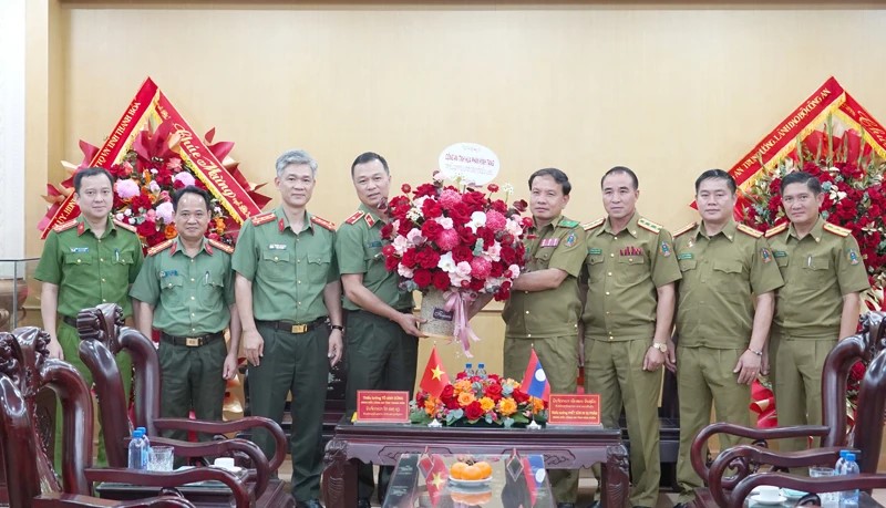 Thiếu tướng Phết Sỏn In Sụ Phăn, Giám đốc Công an tỉnh Hủa Phăn tặng hoa chúc mừng lực lượng Công an Thanh Hóa.