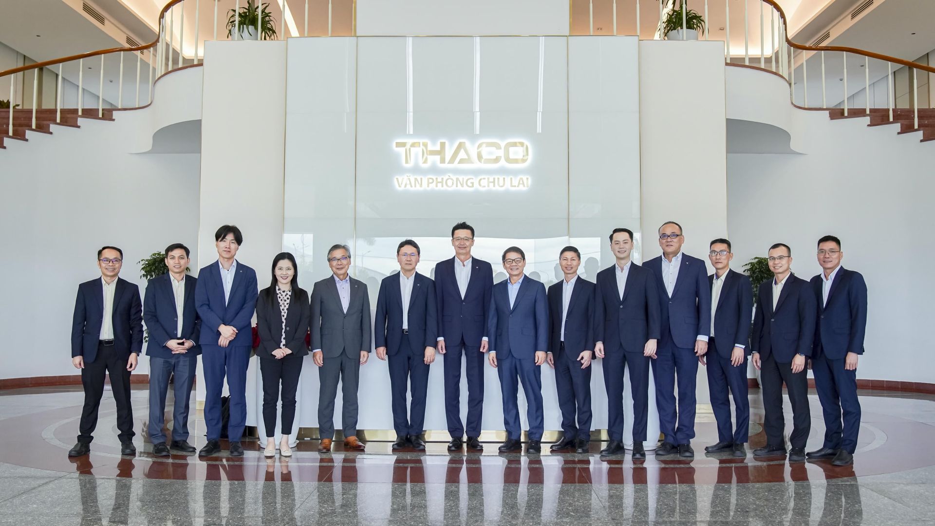 Đại diện Ban Lãnh đạo THACO, THACO AUTO và Tập đoàn Mazda chụp ảnh lưu niệm