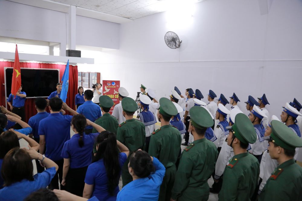 Đoàn viên, thanh niên BTL Vùng CSB4 cùng Đoàn TNCS Hồ Chí Minh Đặc khu Phú Quốc và đoàn viên các lực lượng vũ trang trên đảo làm lễ chào cờ.