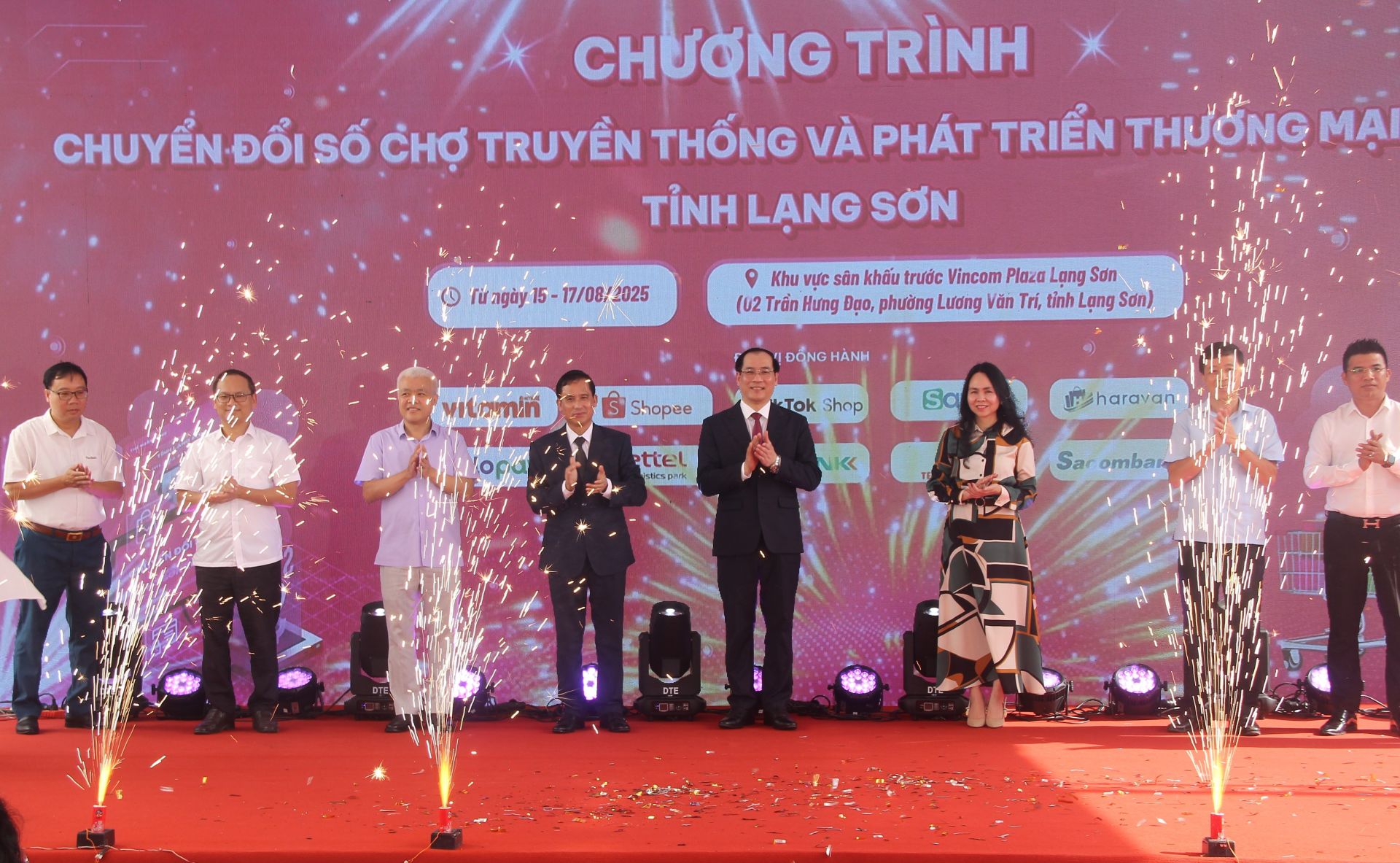 Các đại biểu thực hiện nghi thức nhấn nút khai mạc chương trình