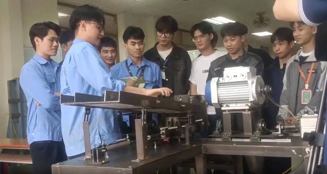 Sinh viên Trần Danh Hoàng Phúc (áo xanh, đeo kính) đang trong giờ học thực hành cùng các bạn cùng lớp DH10Ck. Sinh viên Trần Danh Hoàng Phúc (áo xanh, đeo kính) đang trong giờ học thực hành cùng các bạn cùng lớp DH10Ck.