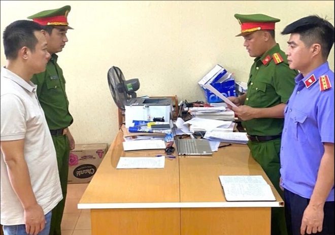 Lực lượng chức năng đọc lệnh bắt đối với Phạm Trường Giang