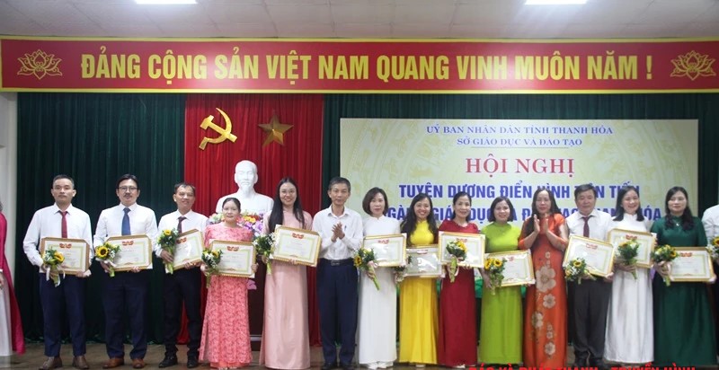 Phó Chánh Văn phòng UBND tỉnh Hoàng Văn Thi và đại diện lãnh đạo Sở GD&ĐT khen thưởng các cá nhân có thành tích xuất sắc trong phong trào thi đua yêu nước của ngành giai đoạn 2020 – 2025.