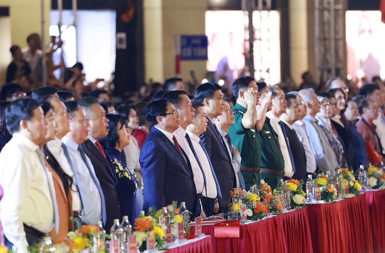 Thủ tướng Chính phủ Phạm Minh Chính cùng các đại biểu dự chương trình. Ảnh: VGP