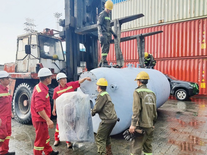 Công ty TNHH XNK Vạn Hồng Phúc đã khai báo xuất khẩu bồn thép rỗng, nhưng thực chất đã cất giấu 8.400 cây thuốc lá điếu không có nguồn gốc bên trong Công ty TNHH XNK Vạn Hồng Phúc đã khai báo xuất khẩu bồn thép rỗng, nhưng thực chất đã cất giấu 8.400 cây thuốc lá điếu không có nguồn gốc bên trong