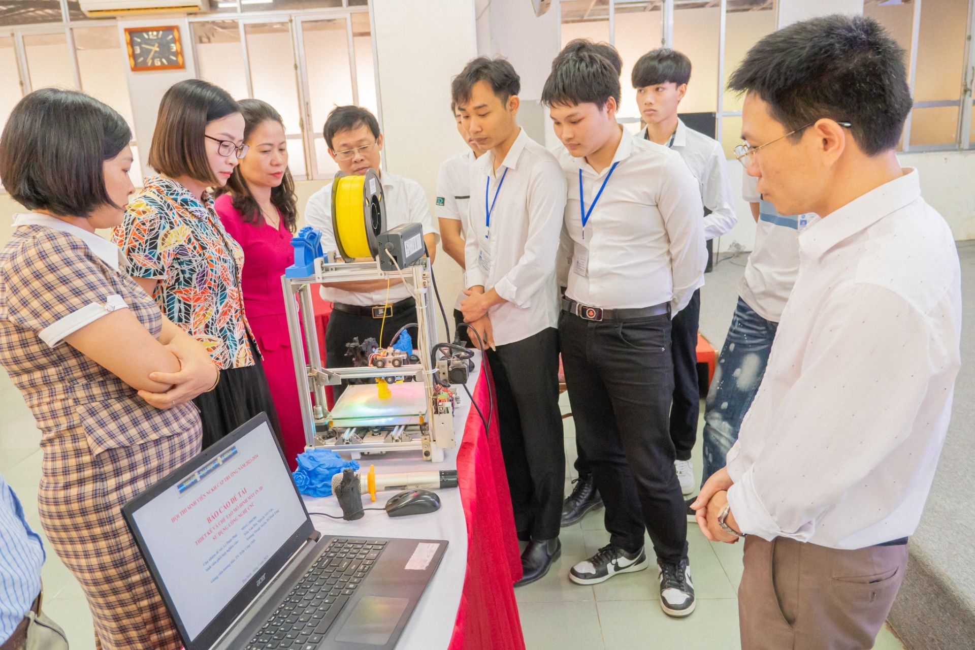 TS Trần Công Thức, Trưởng khoa Khoa Công nghệ và Kỹ thuật, cùng thầy cô và nhóm sinh viên trong khoa cùng phân tích Đề tài nghiên cứu. TS Trần Công Thức, Trưởng khoa Khoa Công nghệ và Kỹ thuật, cùng thầy cô và nhóm sinh viên trong khoa cùng phân tích Đề tài nghiên cứu.