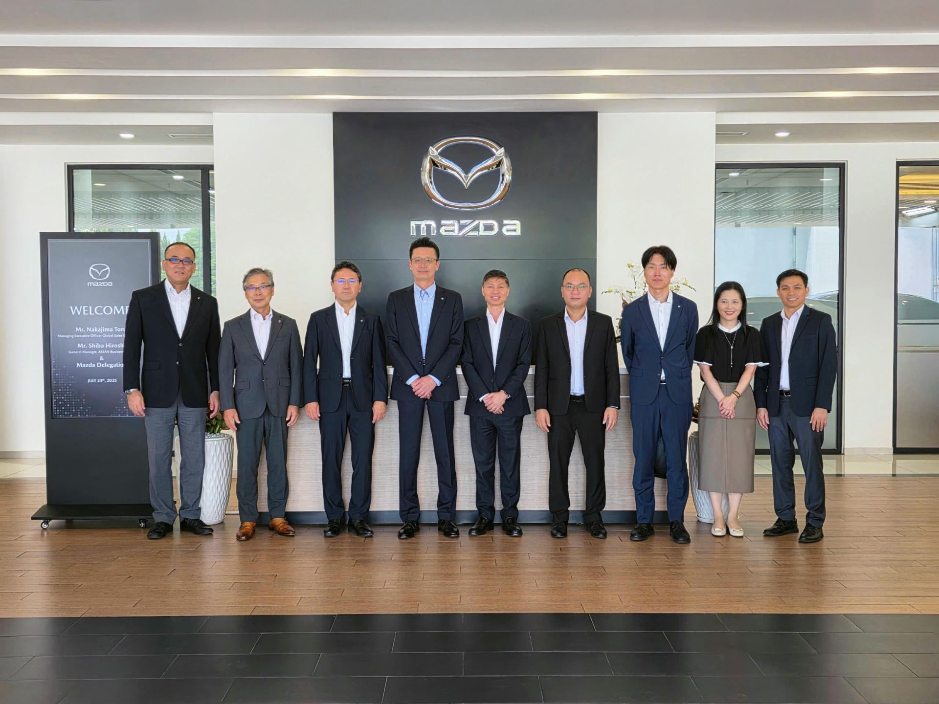 Đoàn Lãnh đạo Tập đoàn Mazda tham quan showroom Mazda Bình Dương
