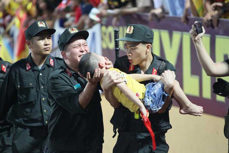 Chiến sĩ CSCĐ sơ cứu kịp thời cháu bé bị lên cơn động kinh.