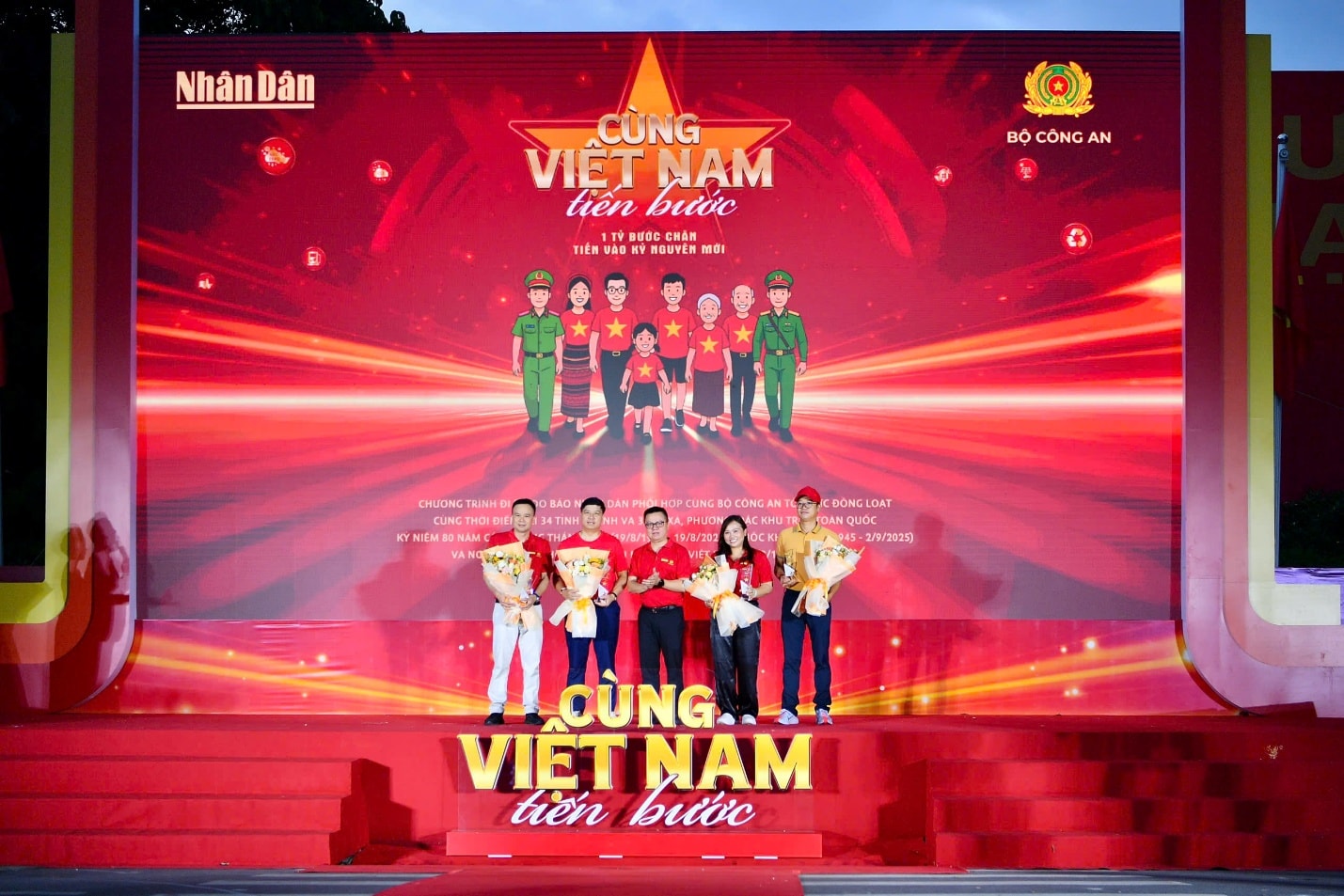 Đ/c Hồng Quang - Thành viên HĐQT, Chủ tịch Công đoàn Vietcombank (thứ 2 từ trái sang), đại diện Vietcombank nhận hoa và kỷ niệm chương từ Ban tổ chức