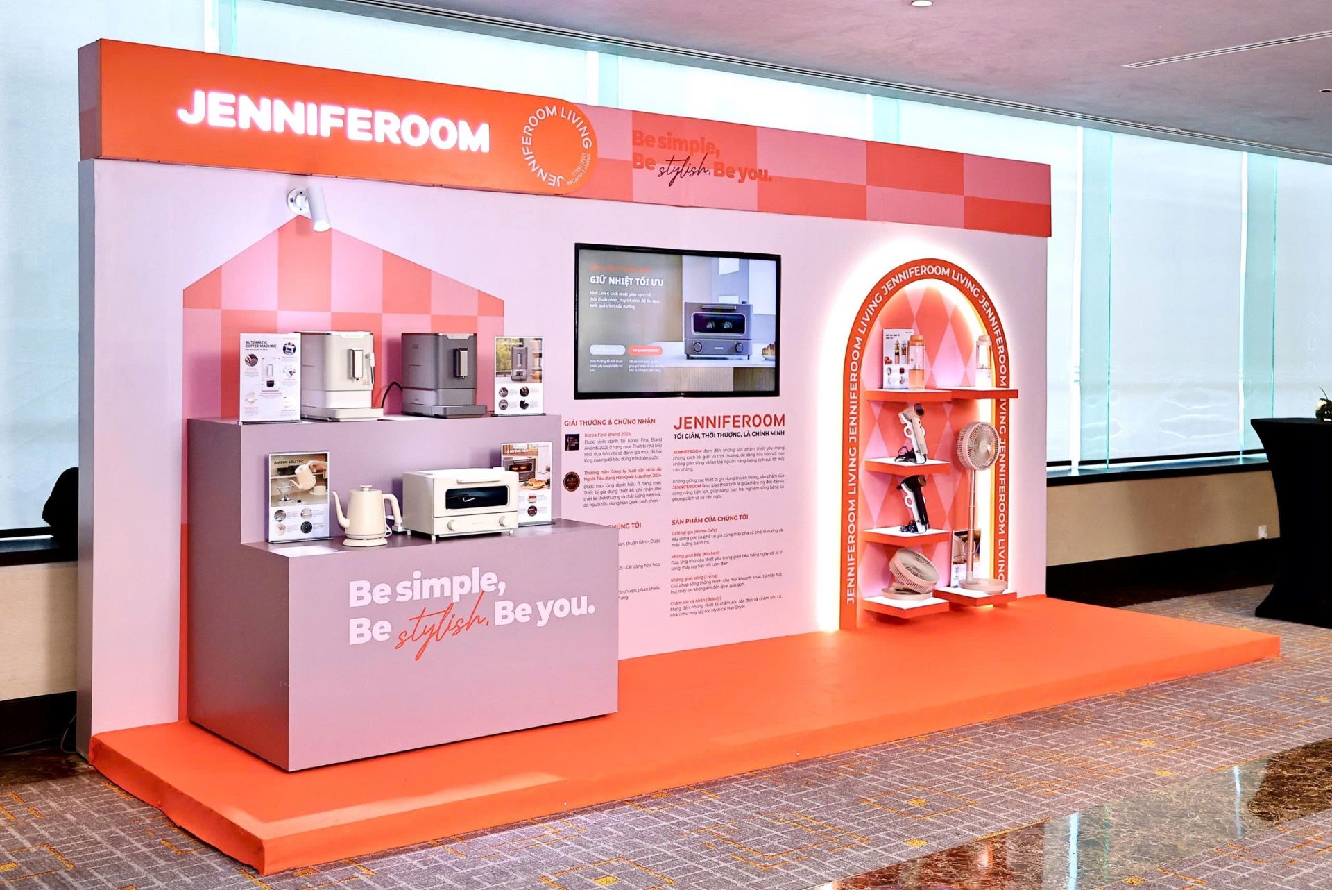 Quầy trưng bày sản phẩm tại sự kiện ra mắt JENNIFEROOM. Ảnh: LocknLock