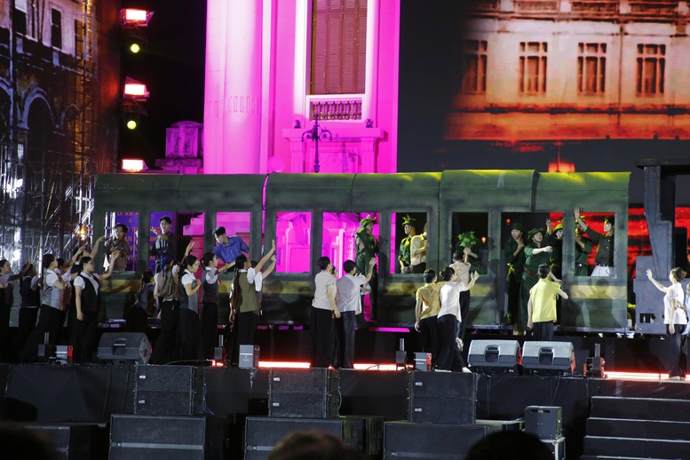 Chương trình tái hiện mốc son lịch sử của Hà Nội từ mùa thu năm 1945. Ảnh: VGP