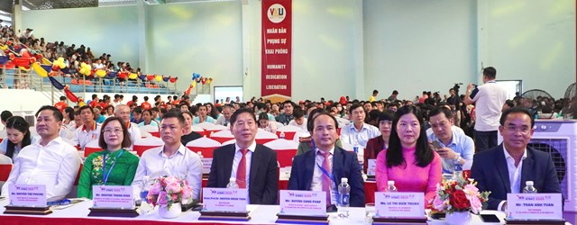 Các đại biểu tham dự buổi lễ.