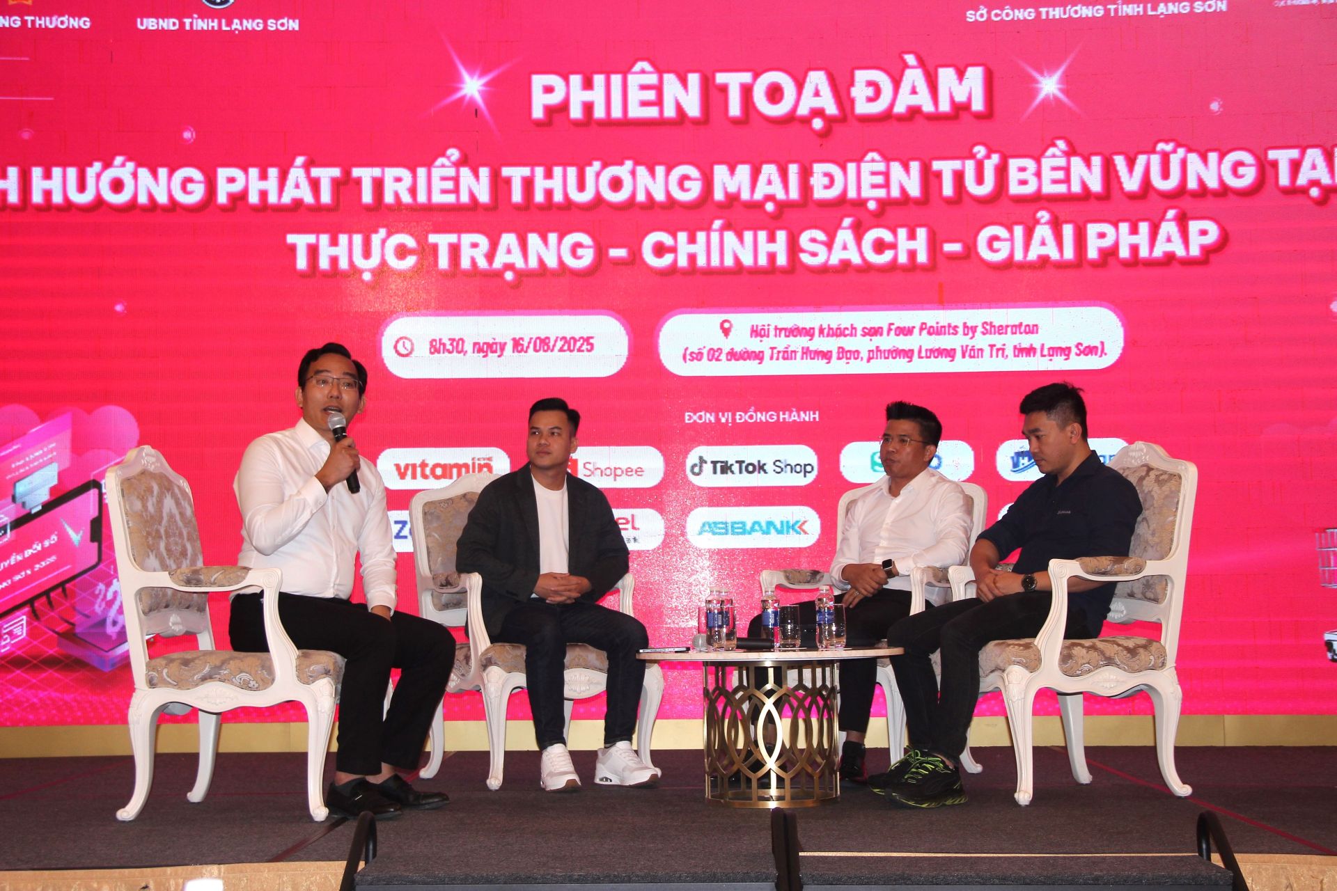 Các chuyên gia, diễn giả tham dự phiên tọa đàm mở để trao đổi, thảo luận các vấn đề về kinh tế số và thương mại điện tử tại chương trình