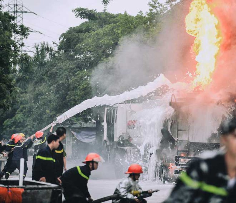 Hình ảnh các chiến sĩ PCCC chiến đấu với giặc lửa.