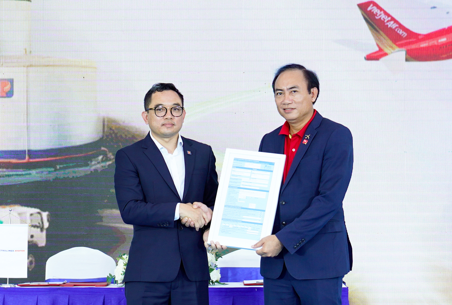 Petrolimex Aviation chuyển giao Bằng chứng Bền vững – Proof of Sustainability (PoS) theo tiêu chuẩn ISCC EU cho Vietjet