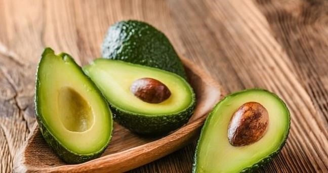 Quả bơ có kali, axit béo không bão hòa cùng với các vitamin và khoáng chất (Nguồn: Internet) Quả bơ có kali, axit béo không bão hòa cùng với các vitamin và khoáng chất (Nguồn: Internet)