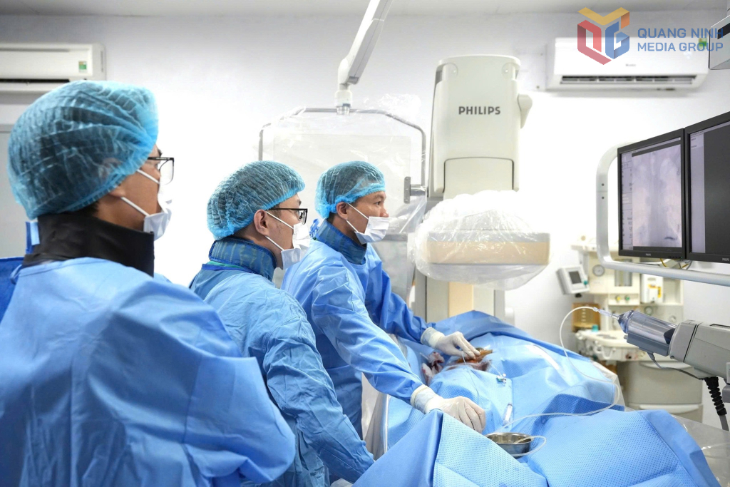 Bác sĩ Bệnh viện Bãi Cháy thực hiện kỹ thuật chụp và can thiệp mạch máu não bằng hệ thống chụp mạch số hóa xóa nền (DSA) cho bệnh nhân nhồi máu não.