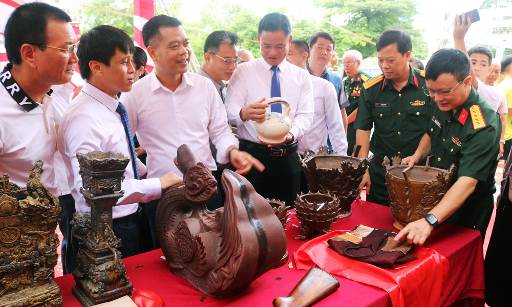 Các đại biểu tham quan gian trưng bày những hiện vật vừa được các cá nhân hiến tặng Bảo tàng Bắc Ninh số 2.