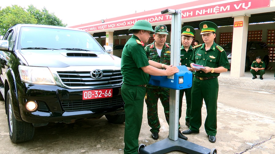 Đoàn công tác Trạm kiểm định số 16, Cục Hậu cần - Kỹ thuật Quân khu 7 tiến hành kiểm định kỹ thuật đối với xe quân sự tại Bộ đội Biên phòng Tây Ninh.