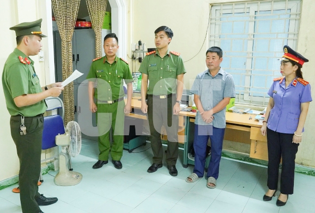 Cơ quan An ninh điều tra thi hành quyết định khởi tố bị can và lệnh bắt tạm giam đối với Nguyễn Khương Hoàng về tội “Trốn thuế”.