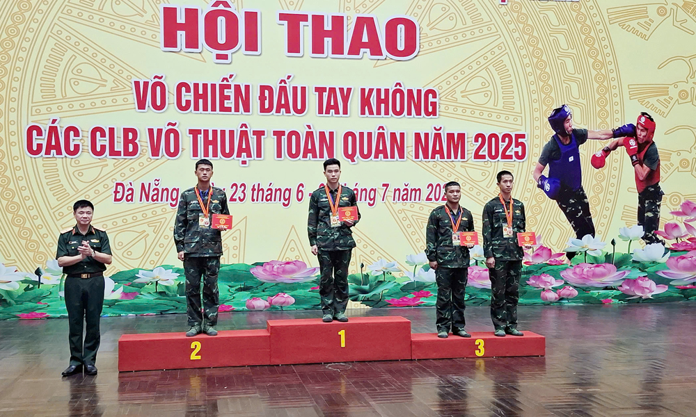 Chiến sĩ Nguyễn Văn Khang đoạt Huy chương Vàng hạng cân 72-76 kg. Chiến sĩ Nguyễn Văn Khang đoạt Huy chương Vàng hạng cân 72-76 kg.