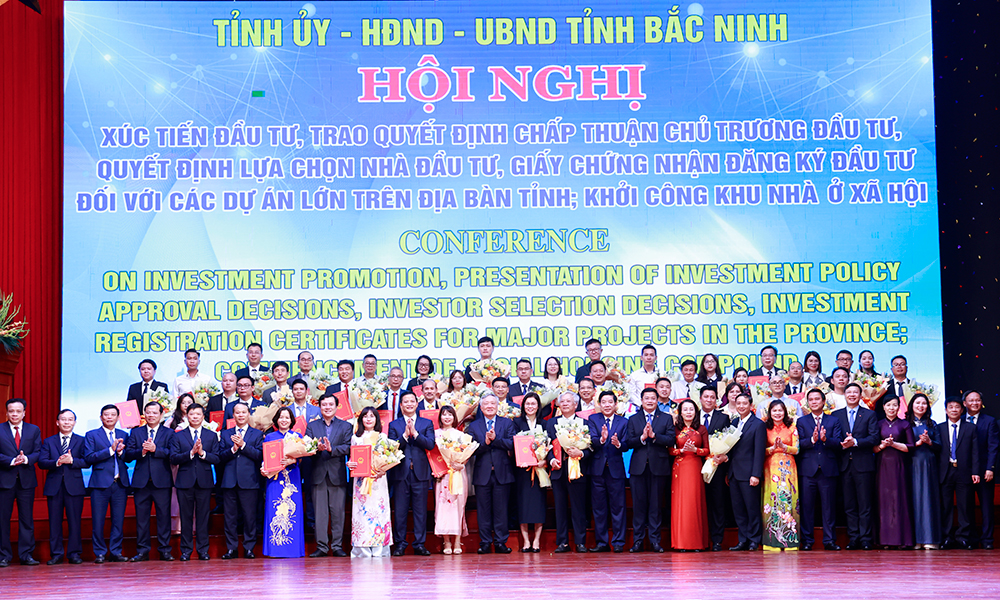 Đồng chí Nguyễn Hòa Bình và các đại biểu chúc mừng các nhà đầu tư.