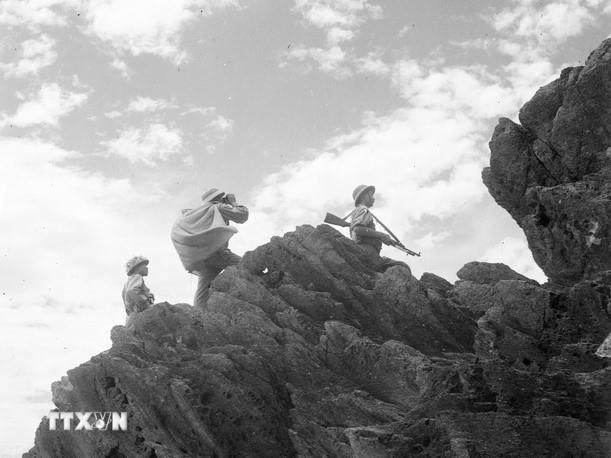 Tổ chiến đấu Đồn công an nhân dân vũ trang Quảng Bình trên đường truy lùng giặc (8/1969). (Ảnh: Trí Thành/TTXVN) Tổ chiến đấu Đồn công an nhân dân vũ trang Quảng Bình trên đường truy lùng giặc (8/1969). (Ảnh: Trí Thành/TTXVN)