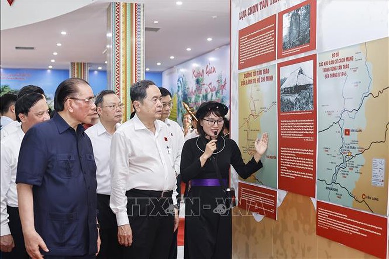 Chủ tịch Quốc hội Trần Thanh Mẫn và nguyên Tổng Bí bí thư Nông Đức Mạnh xem trưng bày ảnh về hoạt động Quốc hội tại chương trình - Ảnh: TTXVN