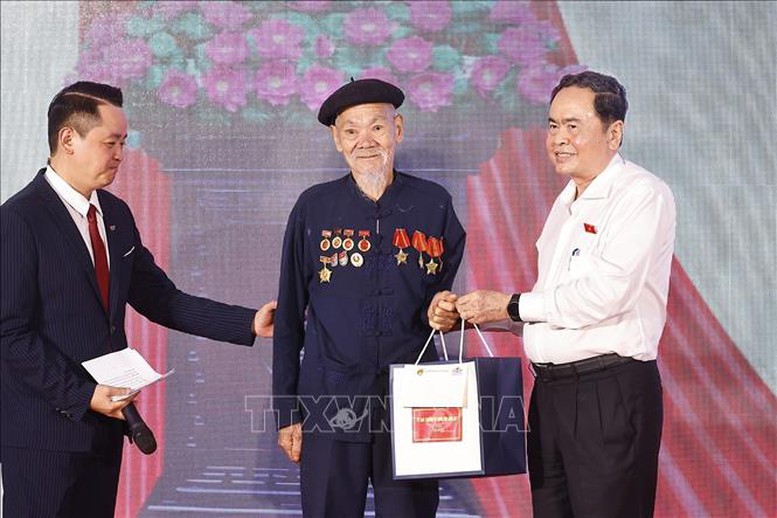 Chủ tịch Quốc hội rao quà cho cụ Hoàng Ngọc, nhân chứng sống cuối cùng tham gia Đội Nhi đồng cứu quốc, chào mừng Quốc dân đại hội - Ảnh: TTXVN