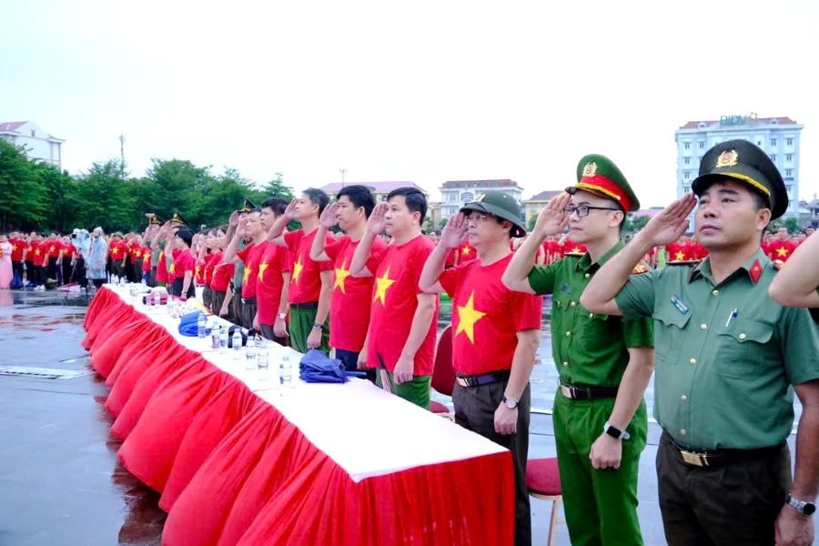 Hàng nghìn người dân Hà Tĩnh đã cùng hướng về Quảng trường Ba Đình để theo dõi lễ thượng cờ Tổ quốc, đồng loạt hát Quốc ca và thực hiện hành trình đi bộ toàn quốc “Cùng Việt Nam tiến bước.