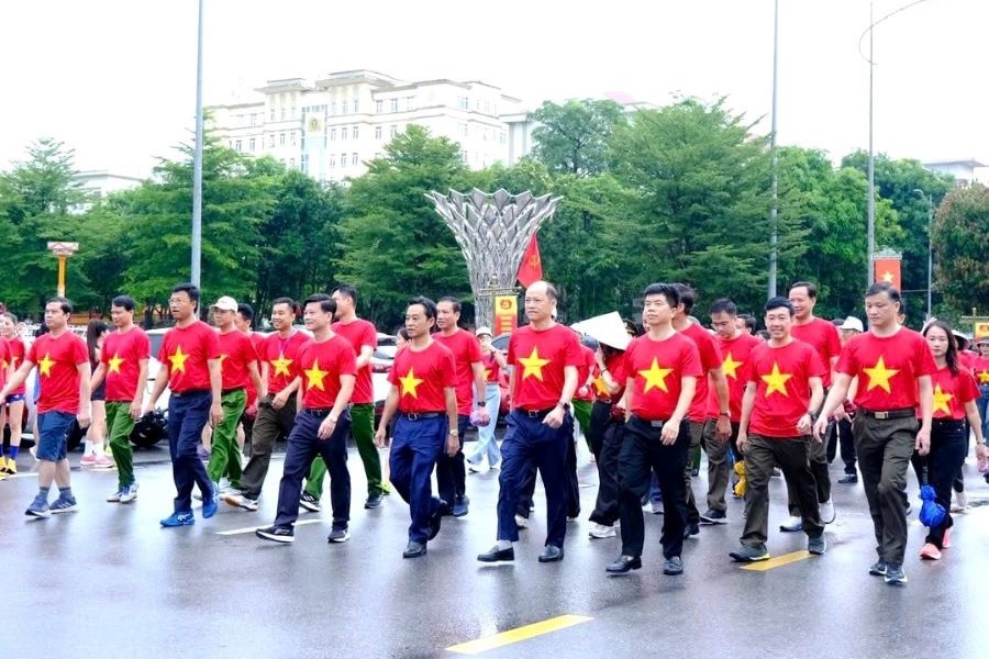 Lãnh đạo tỉnh, diện lãnh đạo các sở, ban, ngành cùng người dân tham gia đi bộ để hưởng ứng thông điệp 