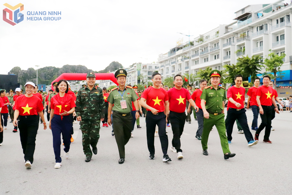 Ngay sau lễ khai mạc, ông Phạm Đức Ấn, Phó Bí thư Tỉnh ủy, Chủ tịch UBND tỉnh Quảng Ninh cùng các đại biểu xuống đường hòa cùng người dân tham gia sự kiện. Ngay sau lễ khai mạc, ông Phạm Đức Ấn, Phó Bí thư Tỉnh ủy, Chủ tịch UBND tỉnh Quảng Ninh cùng các đại biểu xuống đường hòa cùng người dân tham gia sự kiện.