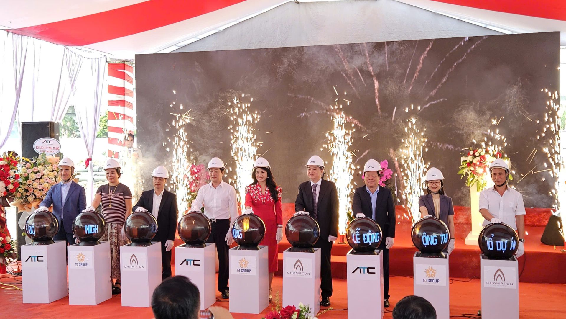 Các đại biểu thực hiện nghi thức động thổ