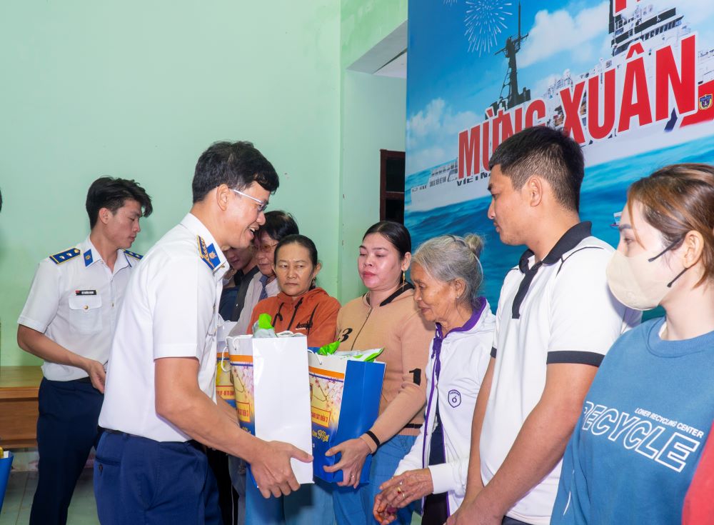 Đại tá Cao Xuân Quận, Phó Chính ủy Vùng CSB 3 tặng quà Tết động viên Nhân dân, gia đình chính sách có hoàn cảnh khó khăn của huyện đảo Phú Quý