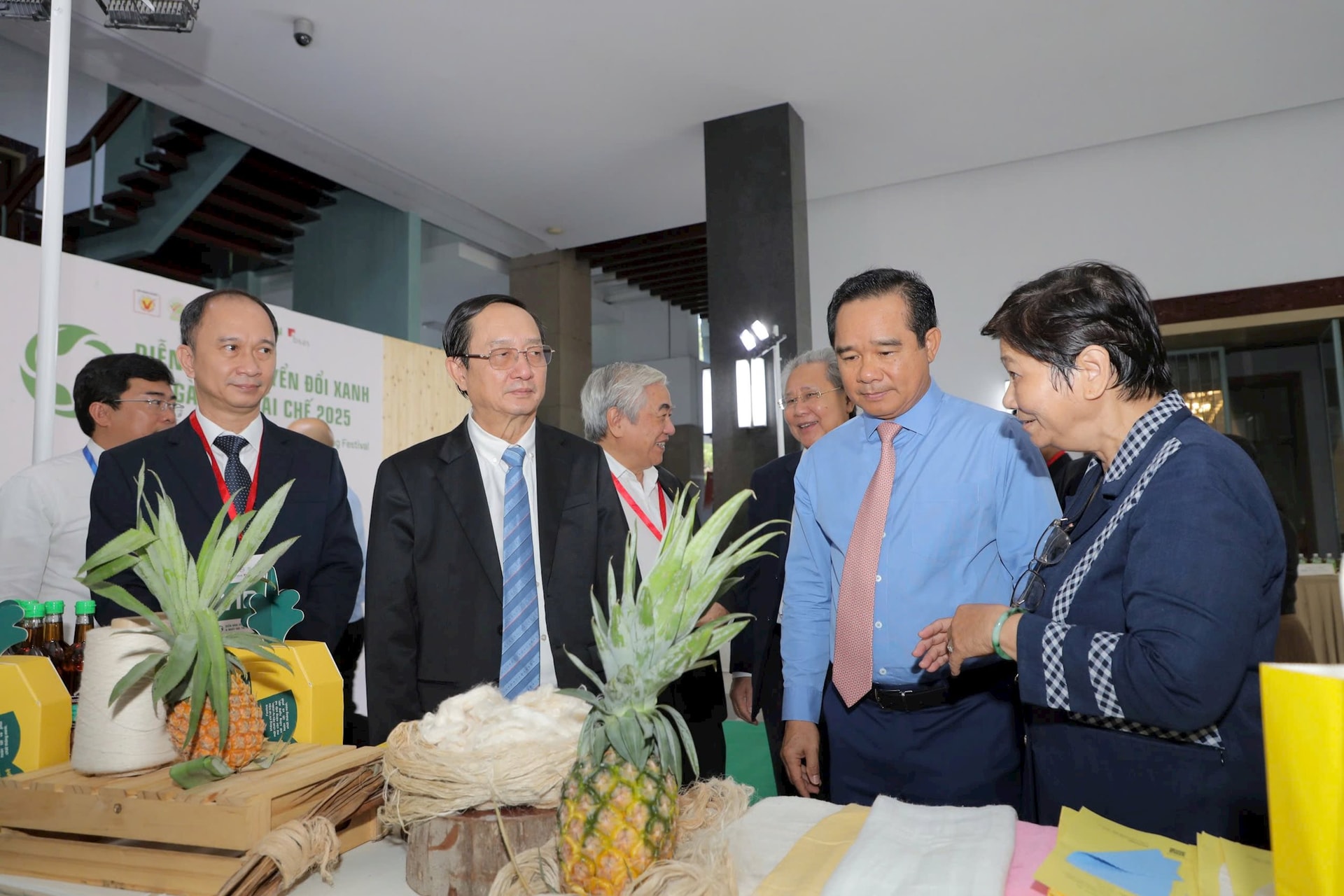 Chủ tịch UBND TP.HCM Nguyễn Văn Được và các đại biểu tham quan các gian hàng sản phẩm xanh của cộng đồng doanh nghiệp. (Ảnh: BSA) Chủ tịch UBND TP.HCM Nguyễn Văn Được và các đại biểu tham quan các gian hàng sản phẩm xanh của cộng đồng doanh nghiệp. (Ảnh: BSA)