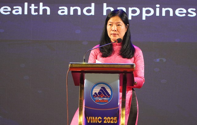 Giám đốc Sở Giáo dục và Đào tạo TP. Đà Nẵng Lê Thị Bích Thuận phát biểu tại buổi lễ