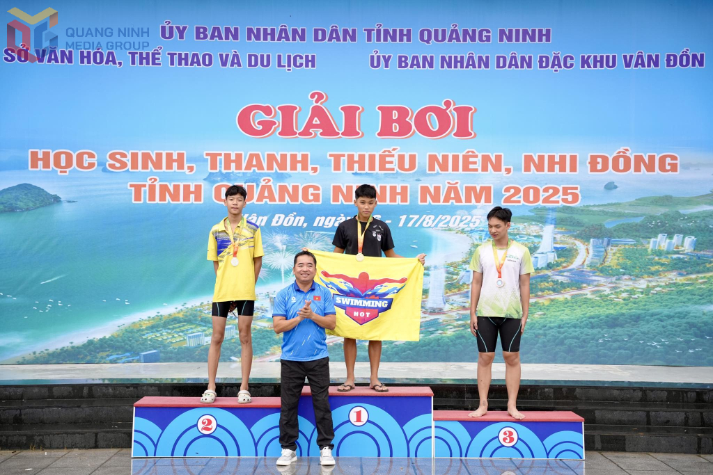 Ban tổ chức trao giải cho nội dung 50m tự do nam 14-15 tuổi.