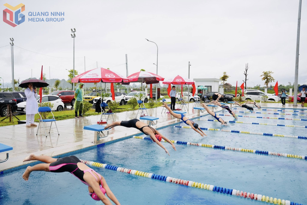 Giải bơi thu hút gần 250 vận động viên đến từ 9 đoàn trên toàn tỉnh Quảng Ninh.