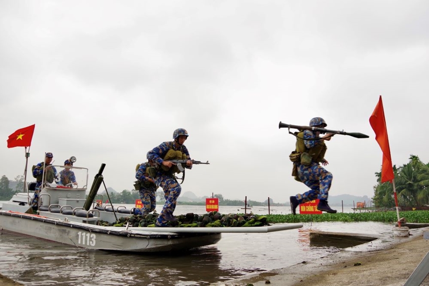 Lữ đoàn Hải quân đánh bộ 147 (Vùng 1 Hải quân) huấn luyện đổ bộ tái chiếm đảo. Ảnh: ĐOÀN HIỆP